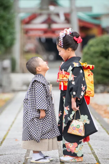 着物姿で参拝する七五三の子どもたち